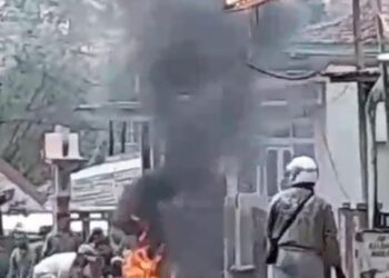 MOTOR SUZUKI THUNDER BAWA BBM DALAM JERIKEN TERBAKAR DI MALAHAYU: JOKI HANYA CARI UPAH, PEMILIK BENSIN JADI SOROTAN 17