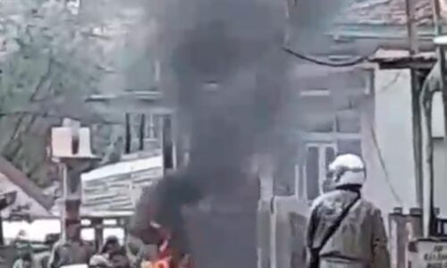 MOTOR SUZUKI THUNDER BAWA BBM DALAM JERIKEN TERBAKAR DI MALAHAYU: JOKI HANYA CARI UPAH, PEMILIK BENSIN JADI SOROTAN 10
