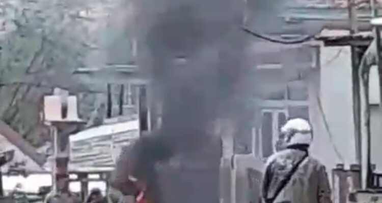 MOTOR SUZUKI THUNDER BAWA BBM DALAM JERIKEN TERBAKAR DI MALAHAYU: JOKI HANYA CARI UPAH, PEMILIK BENSIN JADI SOROTAN 2
