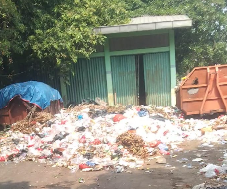 Sampah Kantor Walikota Jakarta Utara Numpuk di GRJU 1 Sampah Kantor Walikota Jakarta Utara Numpuk di GRJU 1