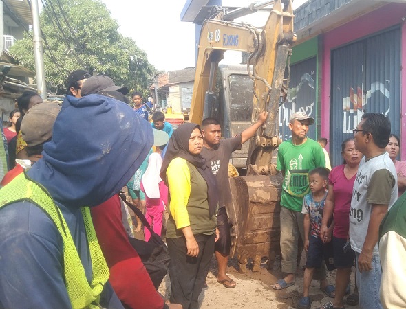 Bos Kontraktor, Konsultan dan Kasudin Perumahan Ogah Kelapangan, Warga Terdampak Proyek Marah: Kami Ingin Air Bersih!! 2 Bos Kontraktor, Konsultan dan Kasudin Perumahan Ogah Kelapangan, Warga Terdampak Proyek Marah: Kami Ingin Air Bersih!! 2