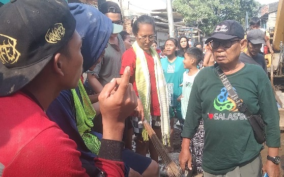 Bos Kontraktor, Konsultan dan Kasudin Perumahan Ogah Kelapangan, Warga Terdampak Proyek Marah: Kami Ingin Air Bersih!! 1 Bos Kontraktor, Konsultan dan Kasudin Perumahan Ogah Kelapangan, Warga Terdampak Proyek Marah: Kami Ingin Air Bersih!! 1