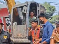 Pelaksana Proyek Perumahan Jakut Diduga Ceroboh Rusak Pipa PAM, Warga Keluhkan Air Bau Got 11
