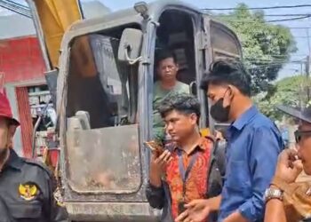 Pelaksana Proyek Perumahan Jakut Diduga Ceroboh Rusak Pipa PAM, Warga Keluhkan Air Bau Got 16
