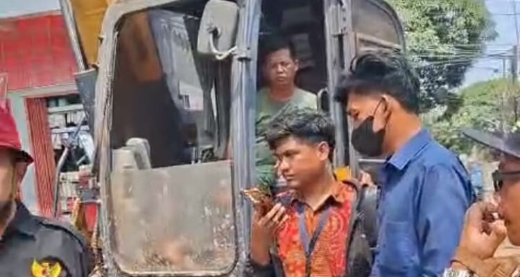 Pelaksana Proyek Perumahan Jakut Diduga Ceroboh Rusak Pipa PAM, Warga Keluhkan Air Bau Got 1