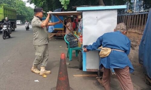 Petugas Satpol PP Tanjung Priok Halau Humanis PKL di Jalan Enggano 6