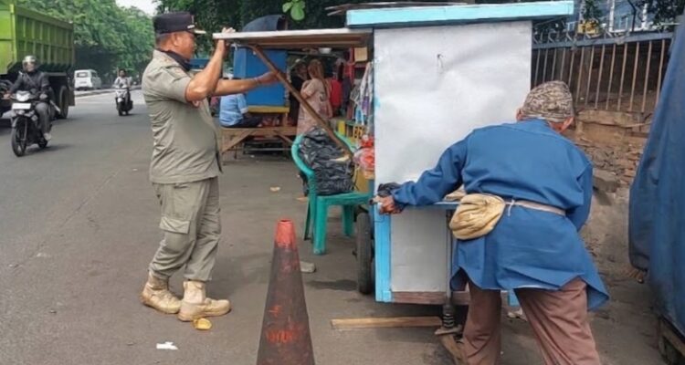 Petugas Satpol PP Tanjung Priok Tertib Humanis PKL di Jalan Enggano 1
